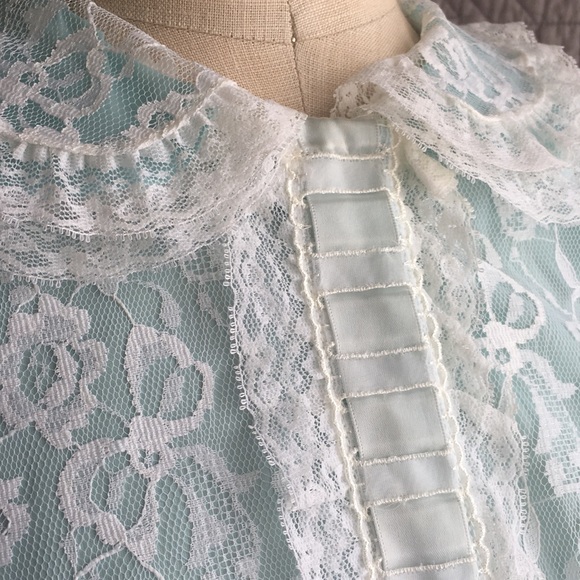 Vintage lace robe - Picture 2 of 8